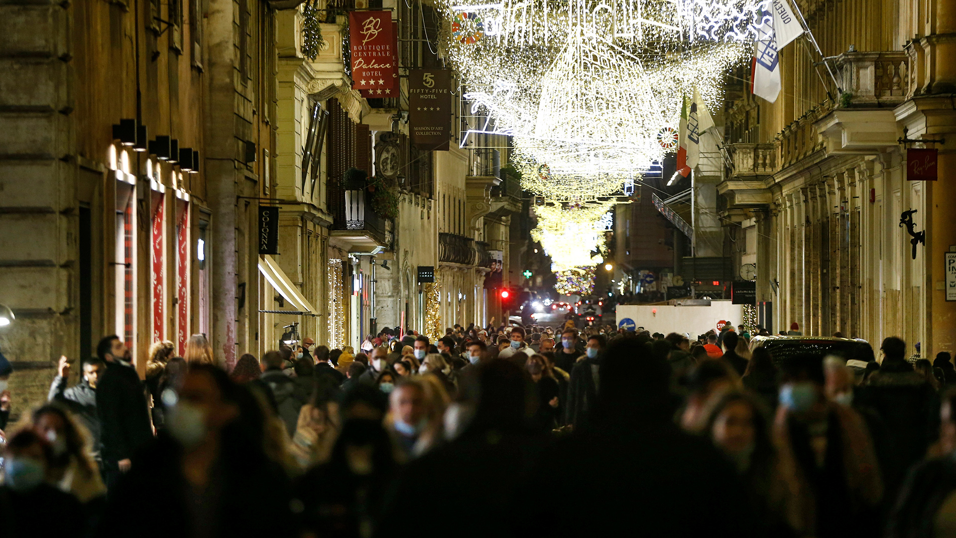Passanten drängen sich auf der Einkaufsstraße Via del Corso in Rom. | dpa