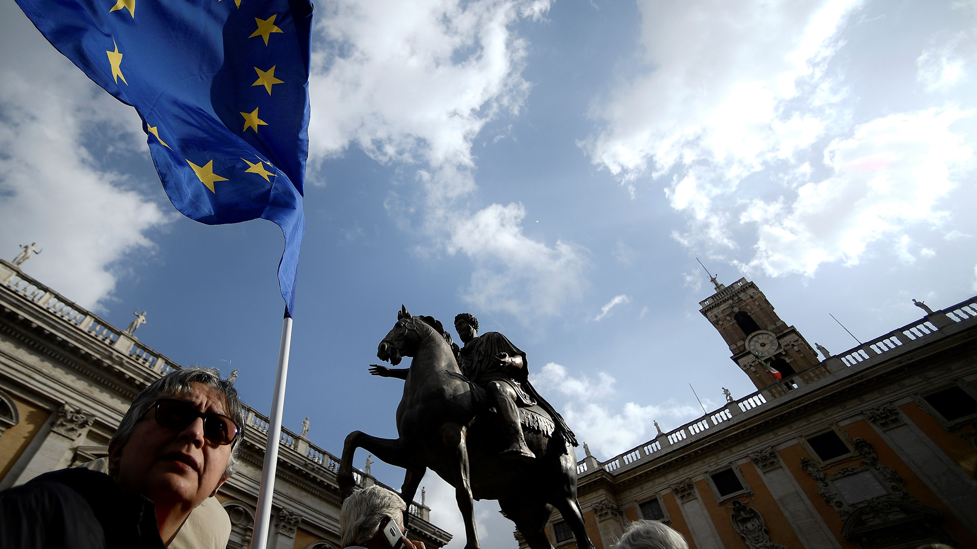 EIne Frau hält auf der Piazza del Campidoglio eine EU-Flagge  | AFP