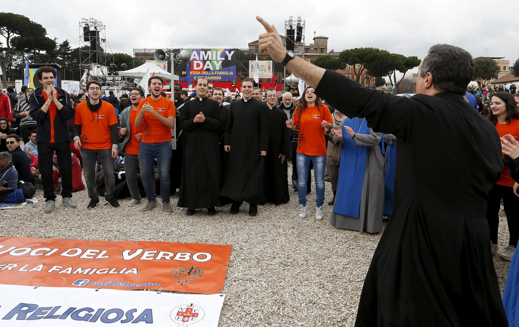 Ein Priester ruft Slogans bei der Demonstrantion gegen die Homo-Ehe