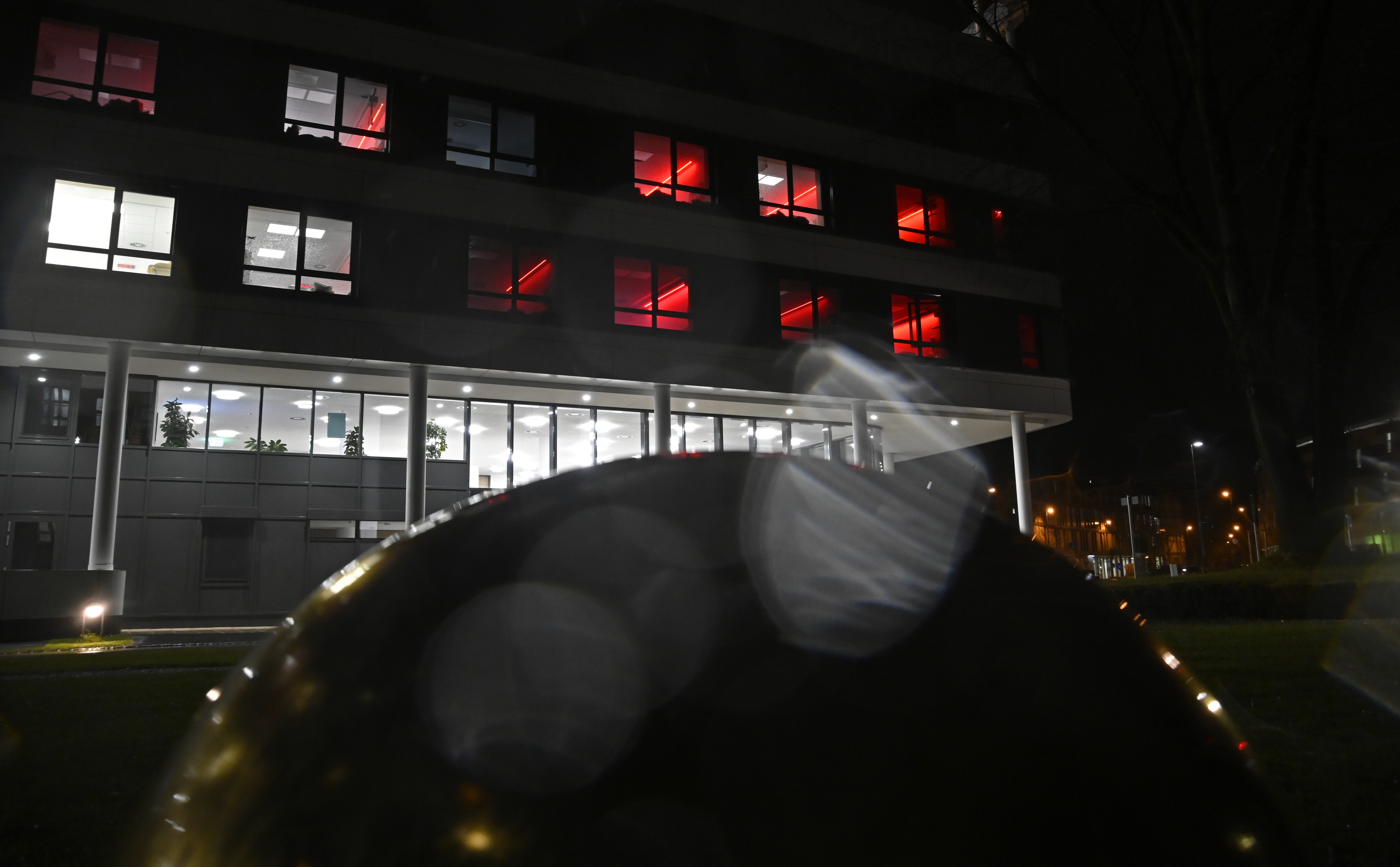 Zum Schichtwechsel des Personals ist die Zimmerbeleuchtung in der Intensivstation des RoMed-Klinikums Rosenheim für kurze Zeit auf die Farbe Rot eingestellt. | dpa