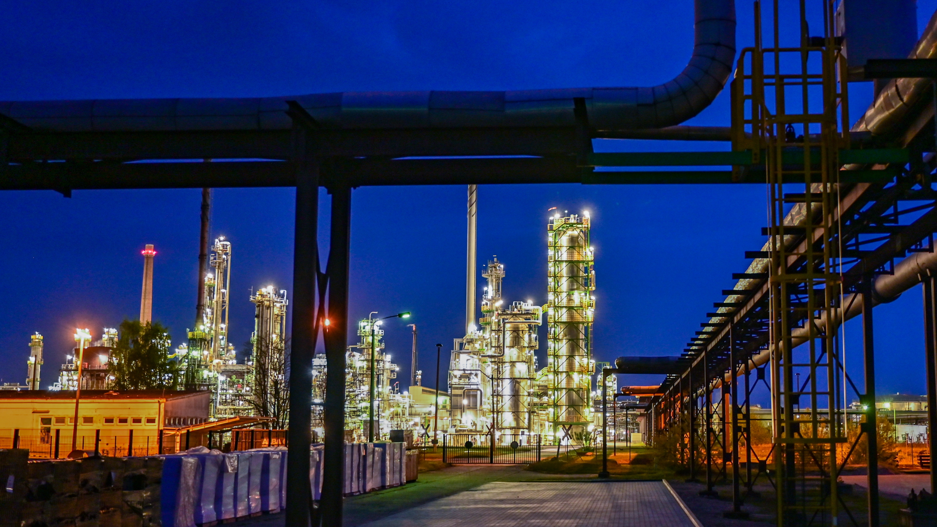 Die Anlagen der Erdölraffinerie auf dem Industriegelände der PCK-Raffinerie GmbH sind abends beleuchtet. | dpa