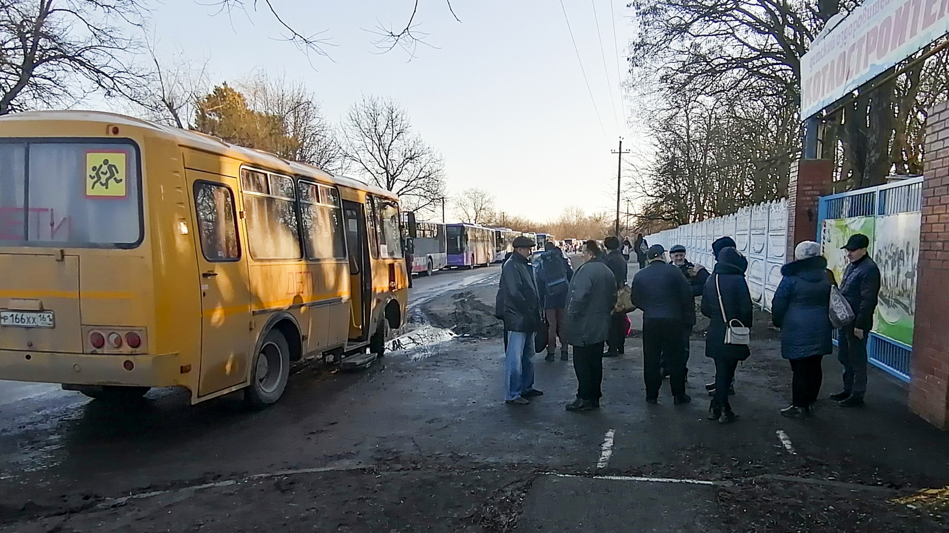 Menschen stehen an einem Bus in der Region Rostow am Don, nachdem sie aus Donezk, einem von prorussischen Kämpfern kontrollierten Gebiet in der Ostukraine, evakuiert wurden. | dpa