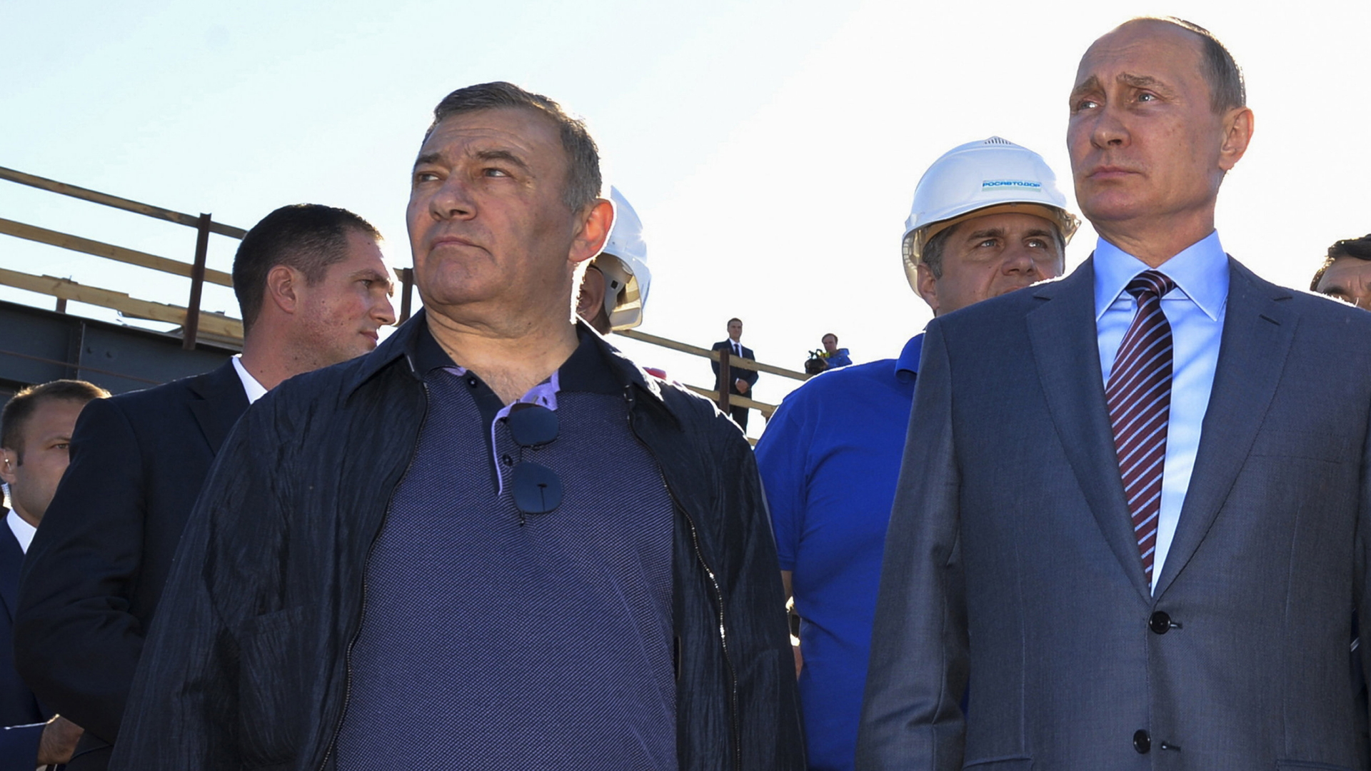 Der Geschäftsmann Arkadi Rotenberg mit Präsident Putin bei der Eröffnung der Brücke zur Krim im September 2016 | AP