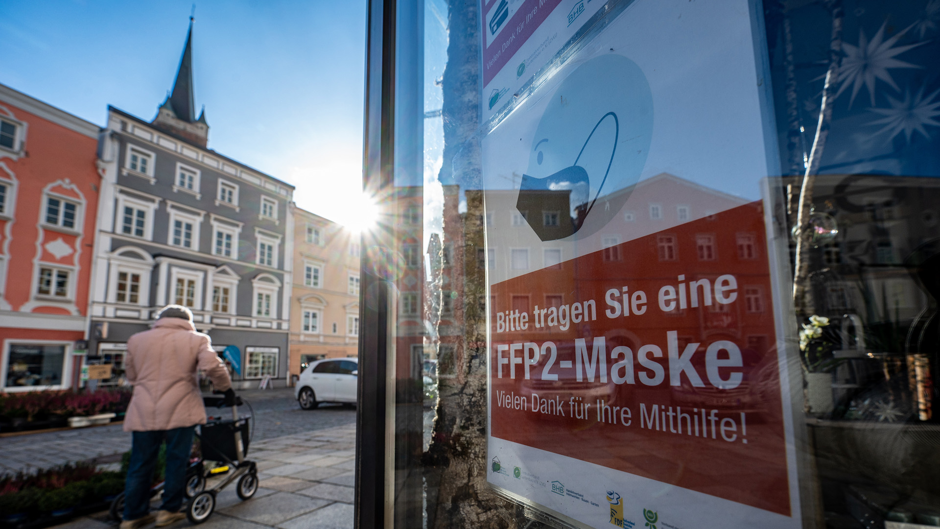 "Bitte tragen Sie eine FFP2-Maske" steht an einem Geschäft in der Innenstadt von Pfarrkirchen im bayerischen Landkreis Rottal-Inn.  | picture alliance/dpa