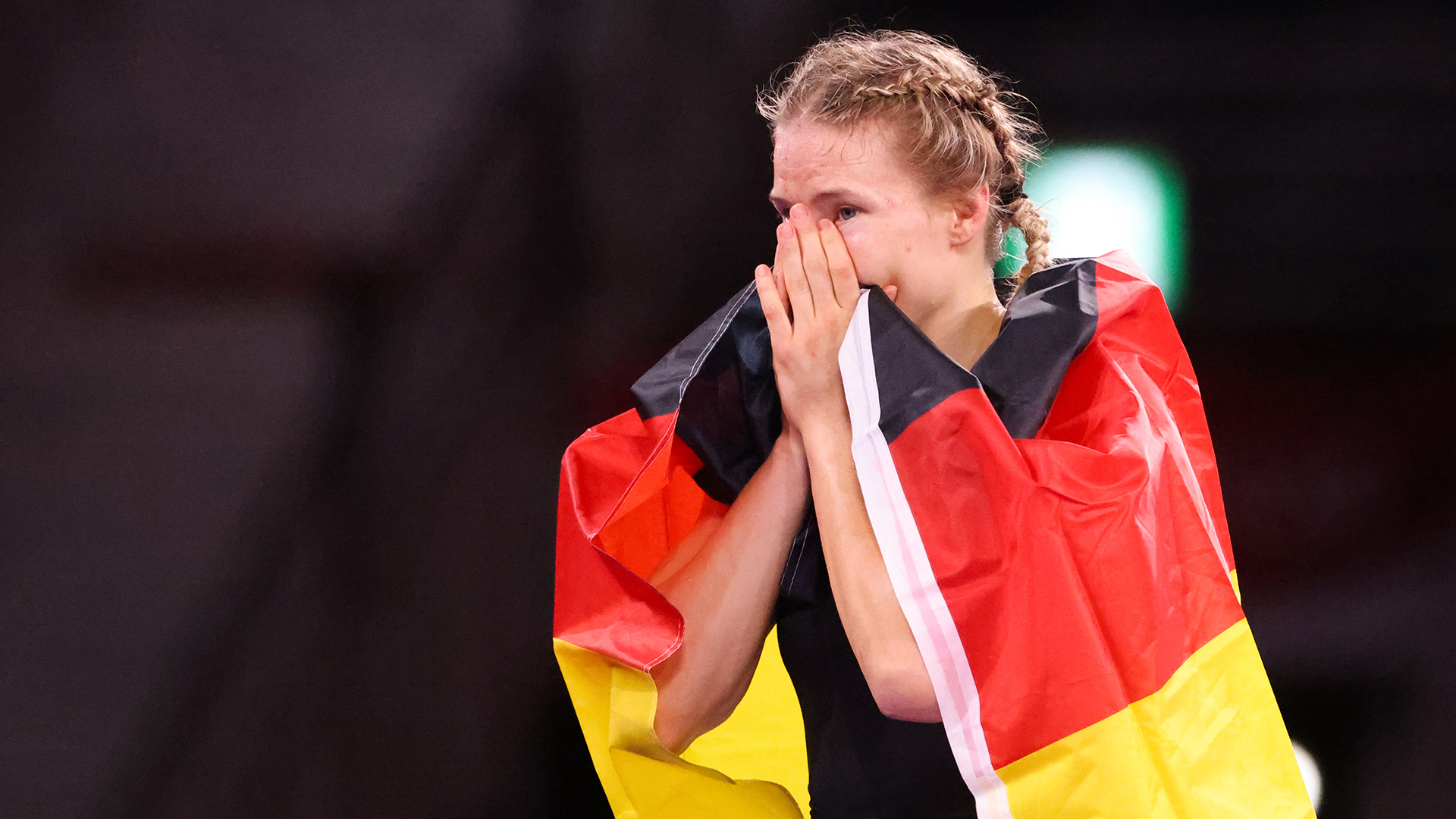 Aline Rotter-Focken hat die Deutschland-Flagge über den Schultern und freut sich über ihre Goldmedaille im Ringen. | dpa