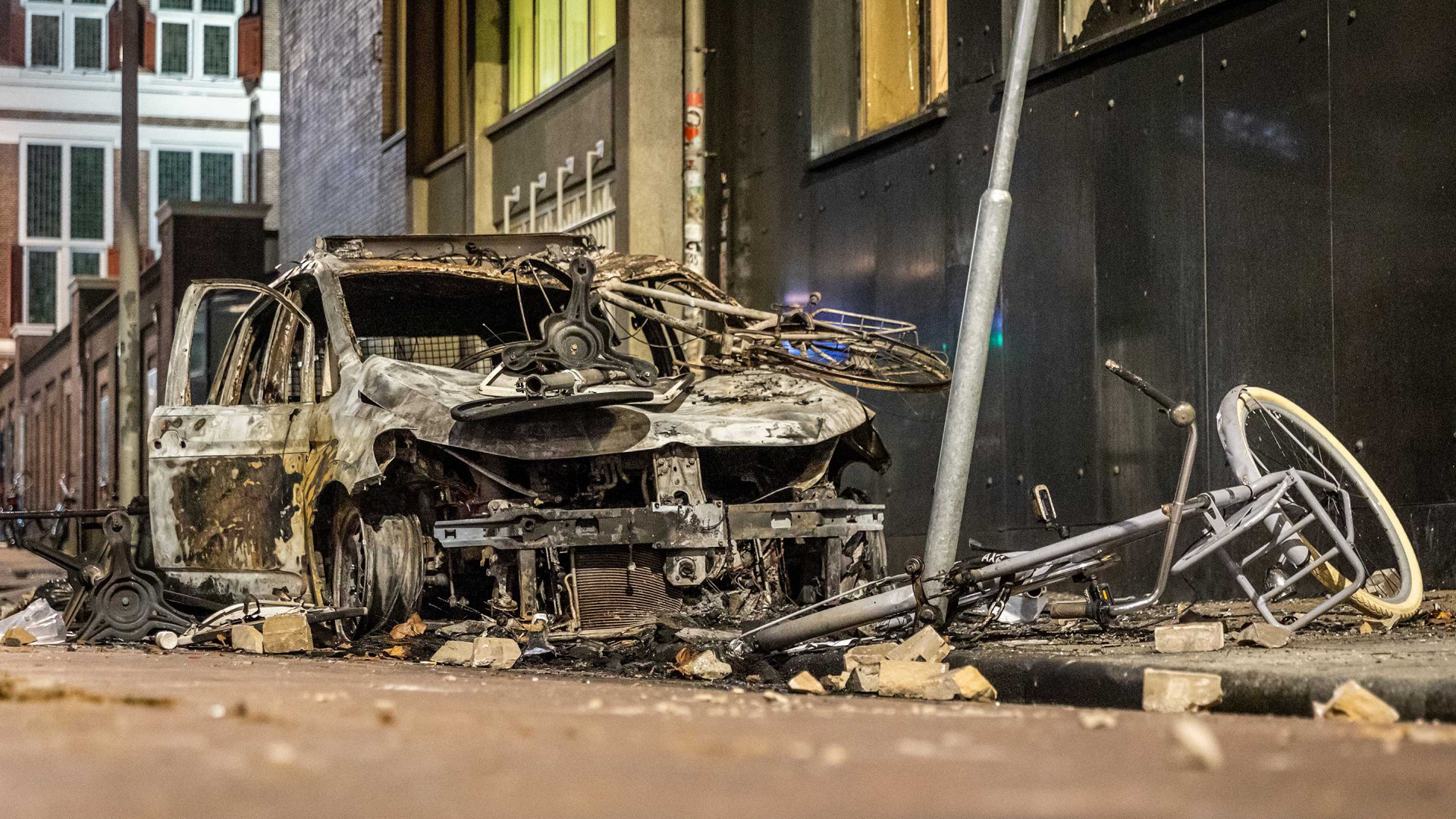 Ausgebranntes Auto in Rotterdam nach den Krawallen | EPA