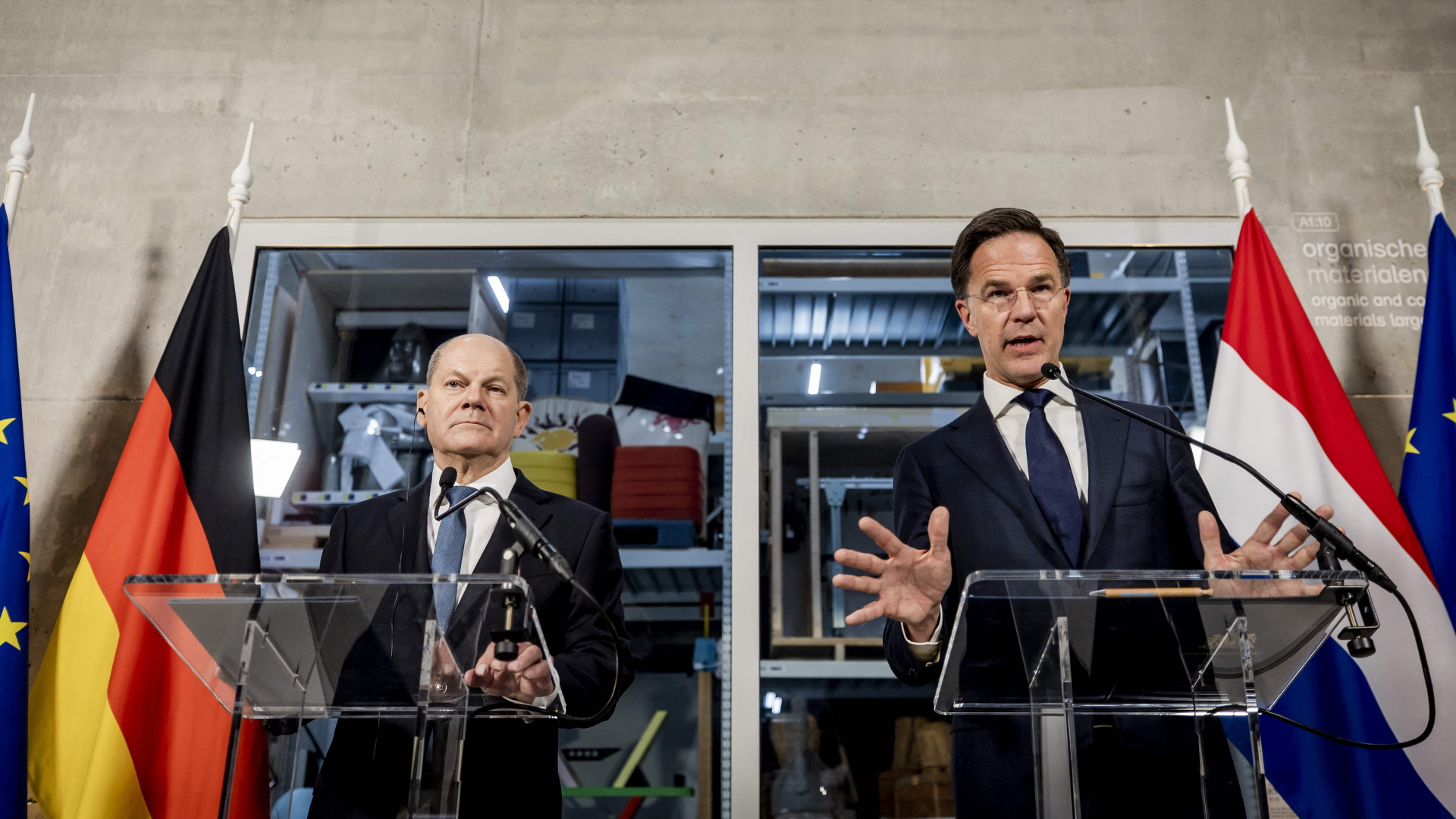 Bundeskanzler Olaf Scholz und der niederländische Ministerpräsident Mark Rutte sprechen bei einer Pressekonferenz über die deutsch-niederländischen Regierungskonsultationen in Rotterdam.
