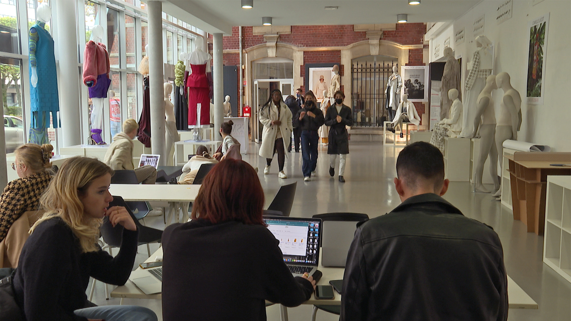 Menschen arbeiten in der Modeschule ESMOD | ARD Paris