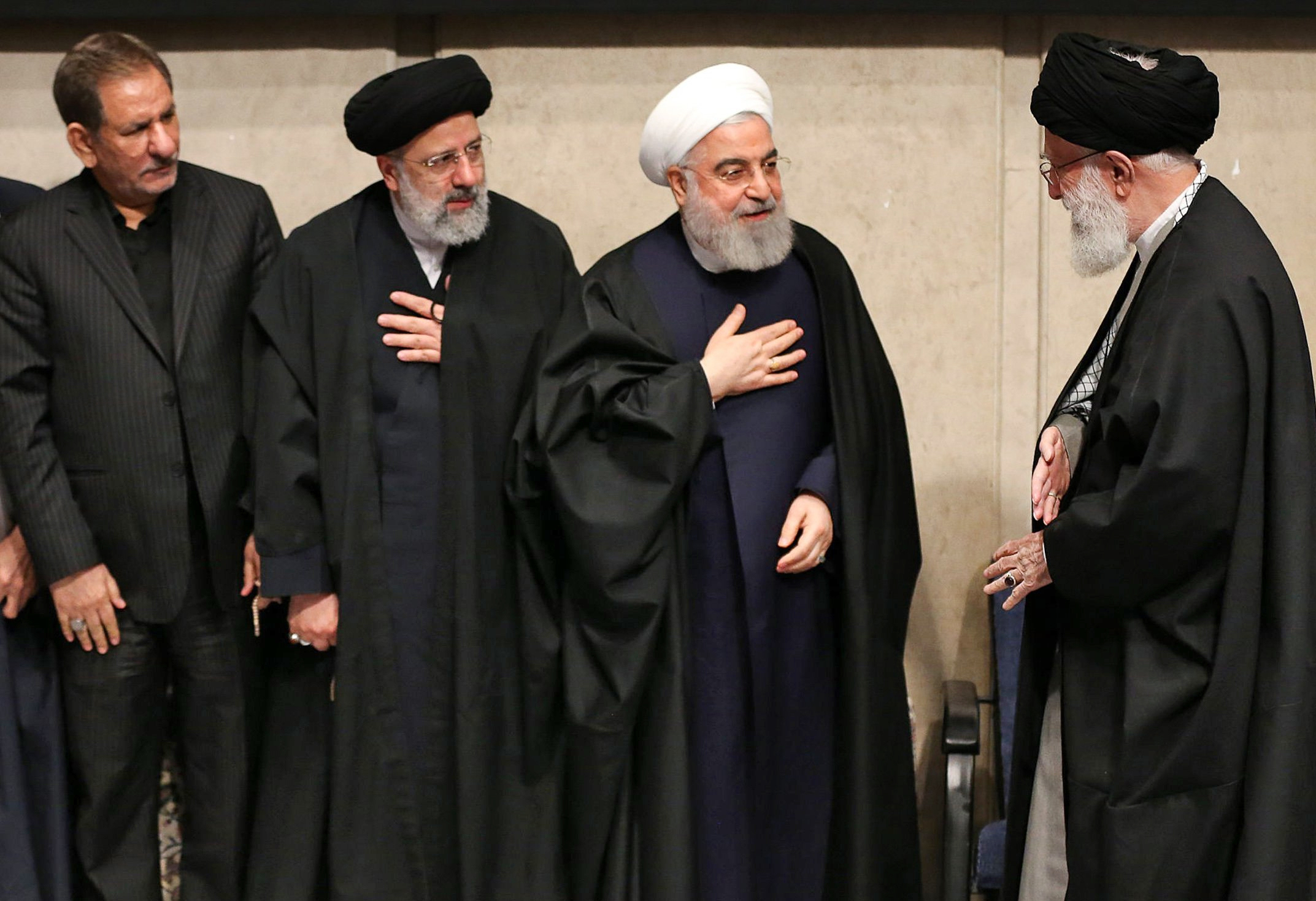 Irans Präsident Rouhani, das geistige Oberhaupt Khamenei und andere Spitzenpolitiker Irans am Rande einer Trauerfeier in Teheran | picture alliance/dpa/Iranian Presidency