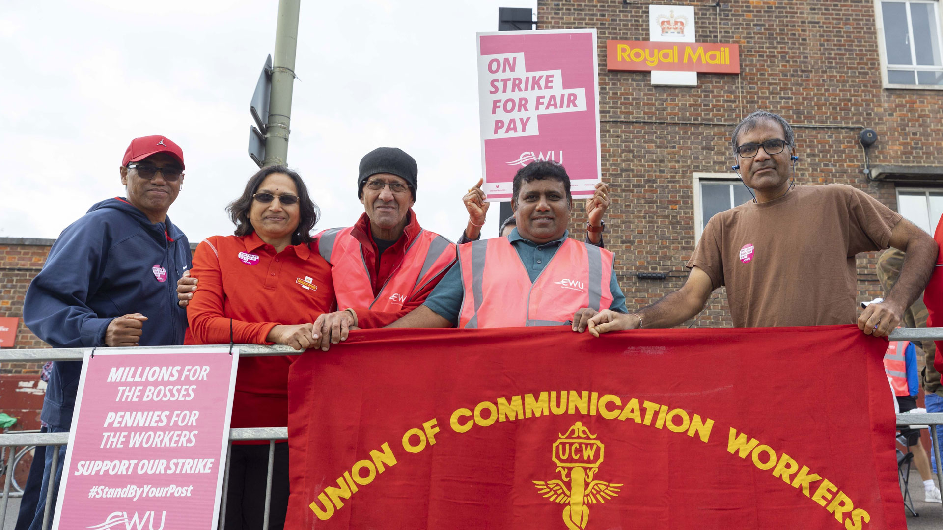 Postangestellte der Royal Mail streiken in London. | picture alliance / AA