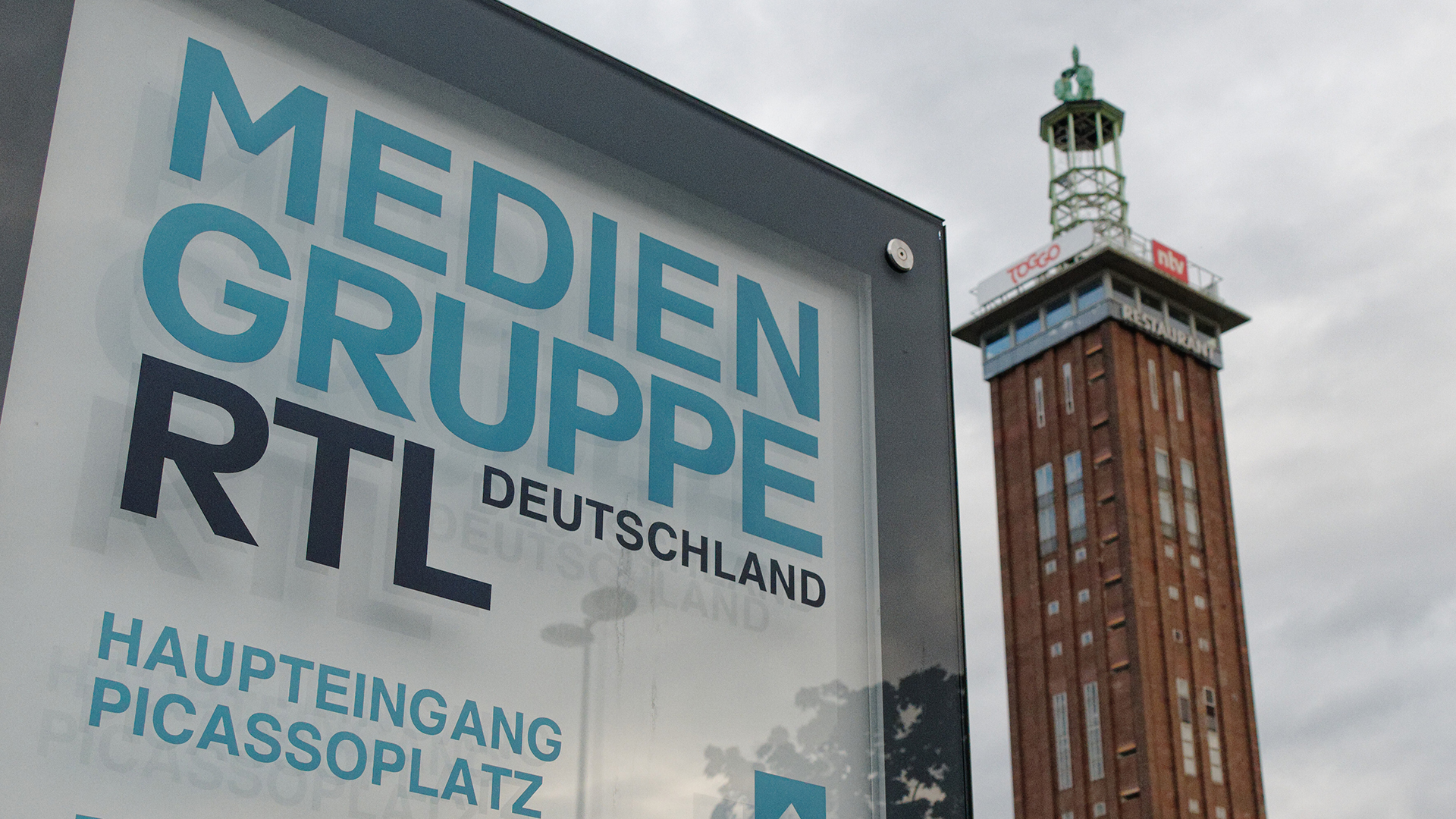 Ein Firmenschild der Mediengruppe RTL Deutschland steht vor dem Firmengebäude.
