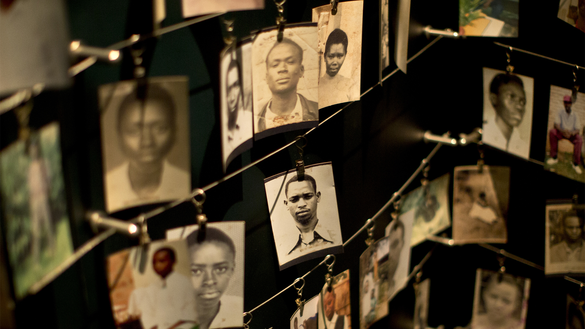 Fotos von Opfern des Genozids aus dem 1994 in Ruanda | picture alliance / AP Photo