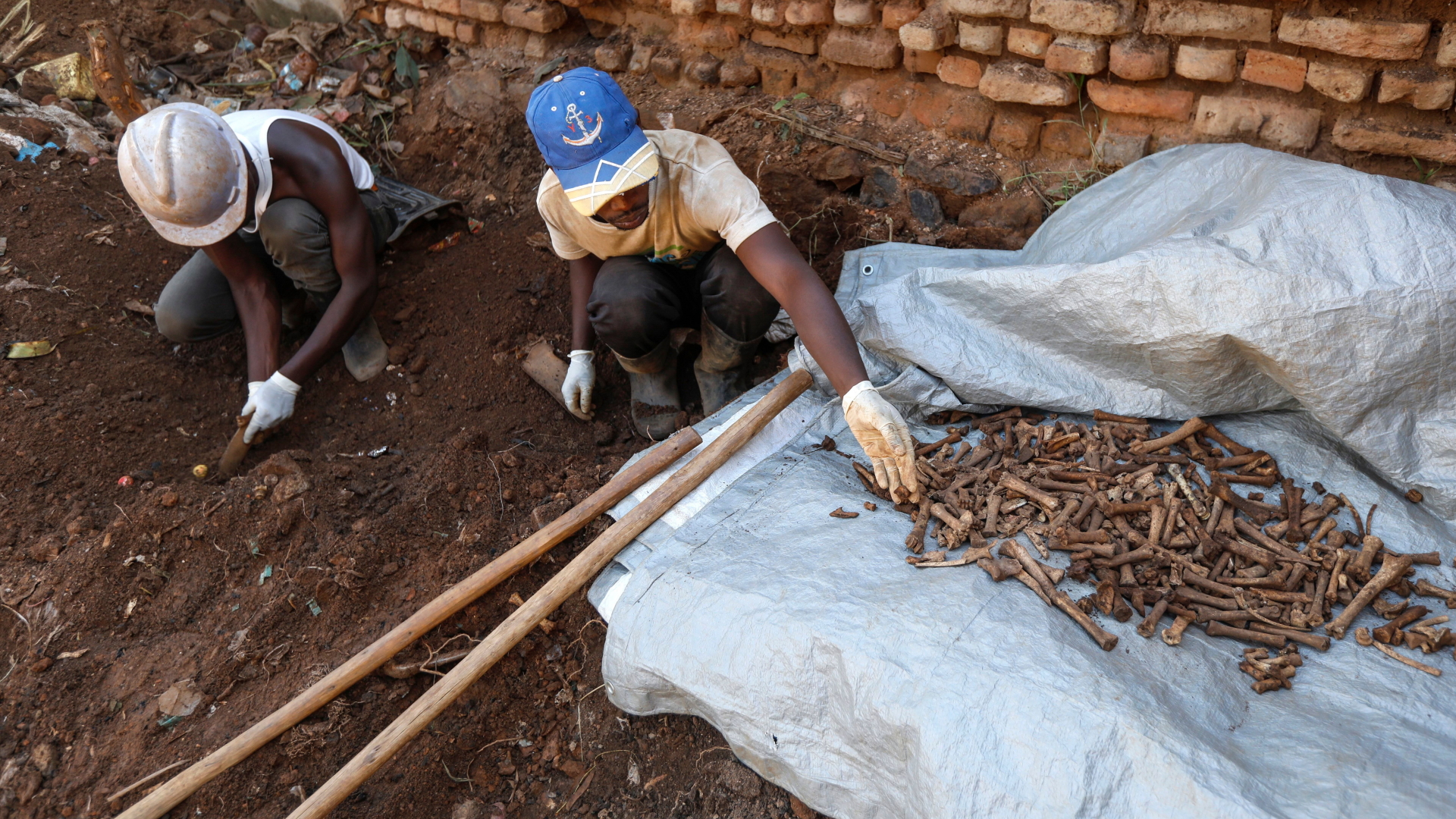 Ausgrabungen an einem Massengrab in Kigali | DAI KUROKAWA/EPA-EFE/REX