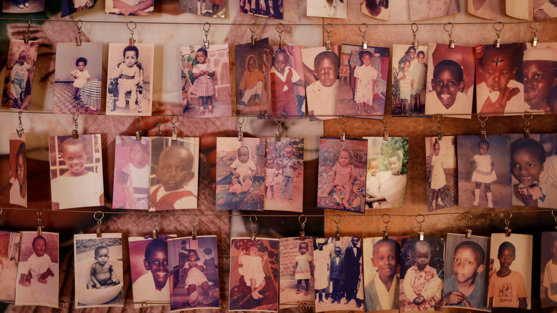 Fotos von Kindern, die im Genozid von Ruanda ums Leben gekommen sind, werden in der Gedenkstätte in Kigali ausgestellt. | DAI KUROKAWA/EPA-EFE/REX