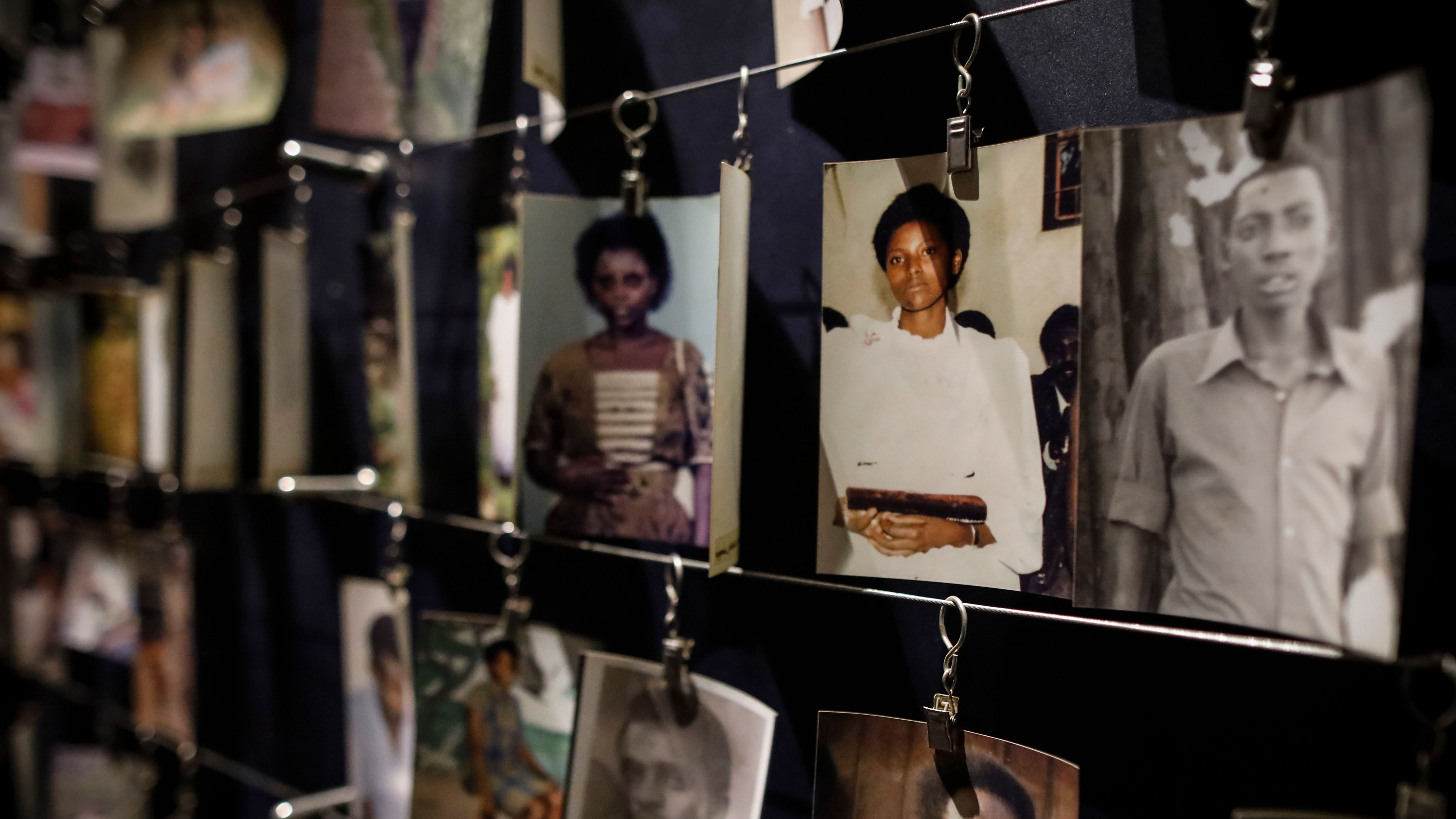 In der Ausstellung des "Kigali Genocide Memorial centre" sind Fotos einiger der Opfer des Völkermords zu sehen. | DAI KUROKAWA/EPA-EFE/REX