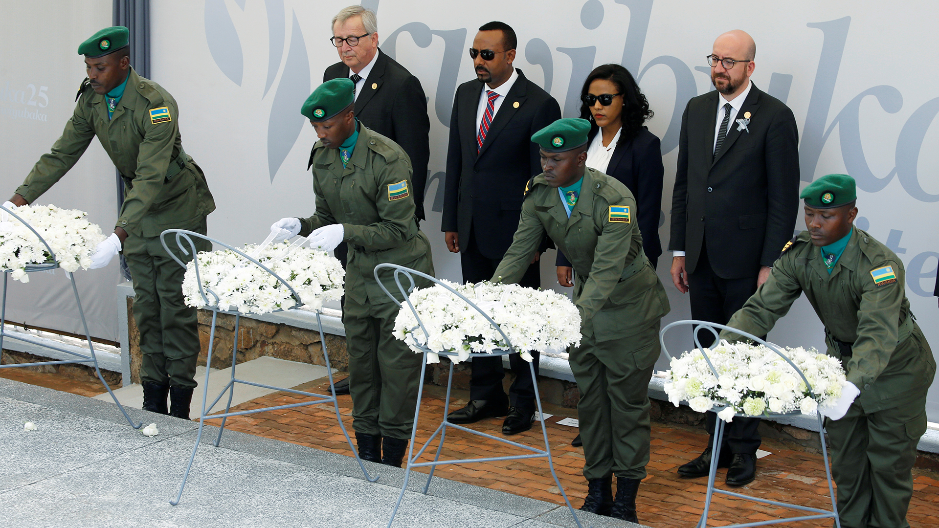 Charles Michel, Abiy Ahmed und Jean-Claude Juncker nehmen an der Gedenkfeier zum 25. Jahrestag des Völkermords in Ruanda teil.
