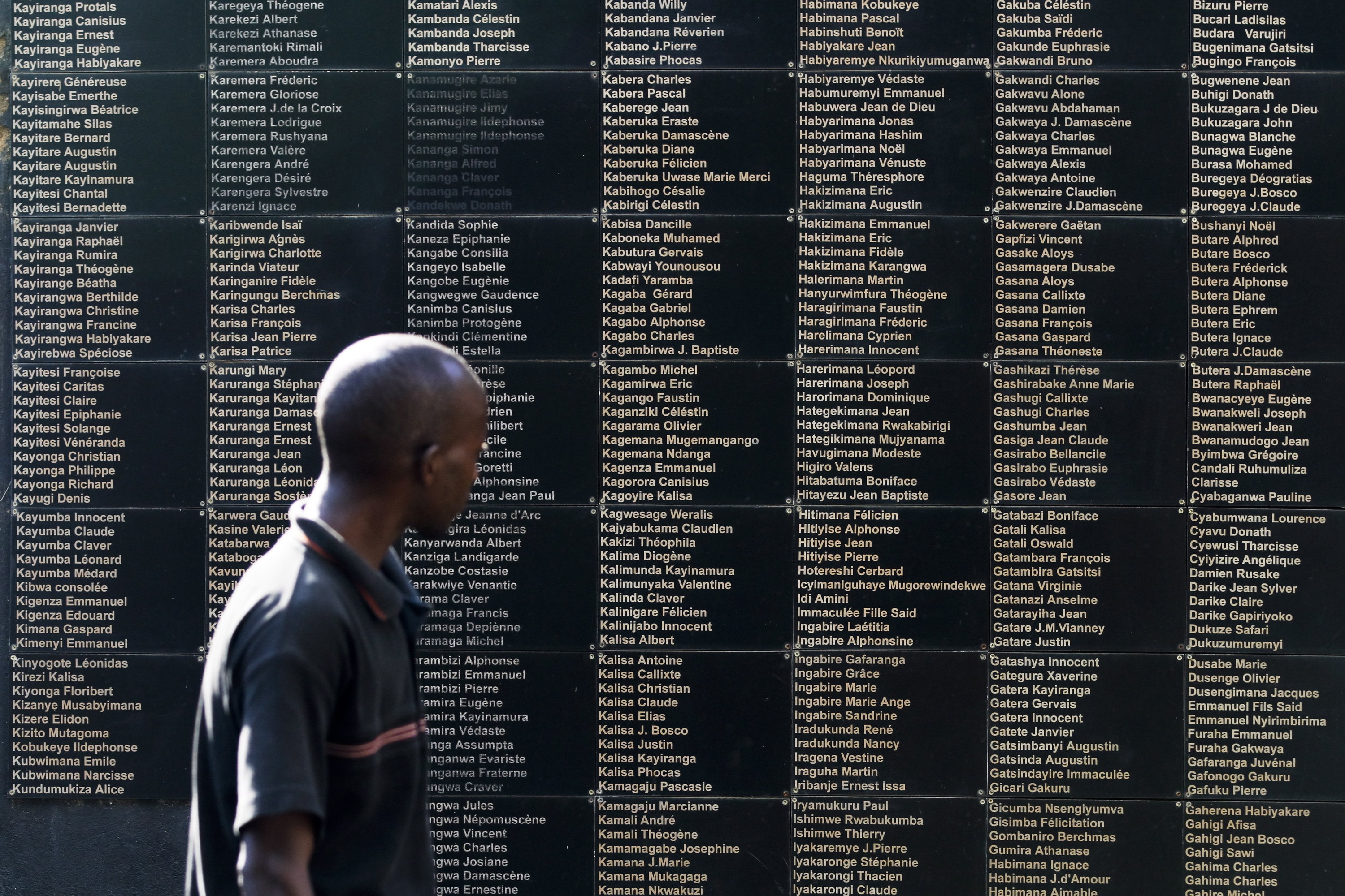 Mann in Kigali schaut auf eine Tafeln mit Namen der Opfer des Genozids von 1994 | dpa