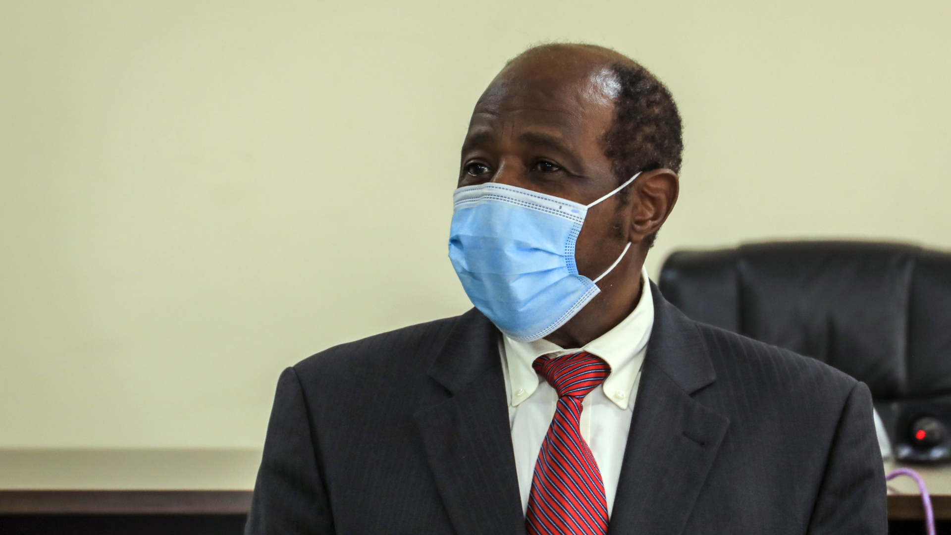 Der ehemalige ruandische Hotel-Manager Paul Rusesabagina mit einer Gesichtsmaske in Kigali. | AP