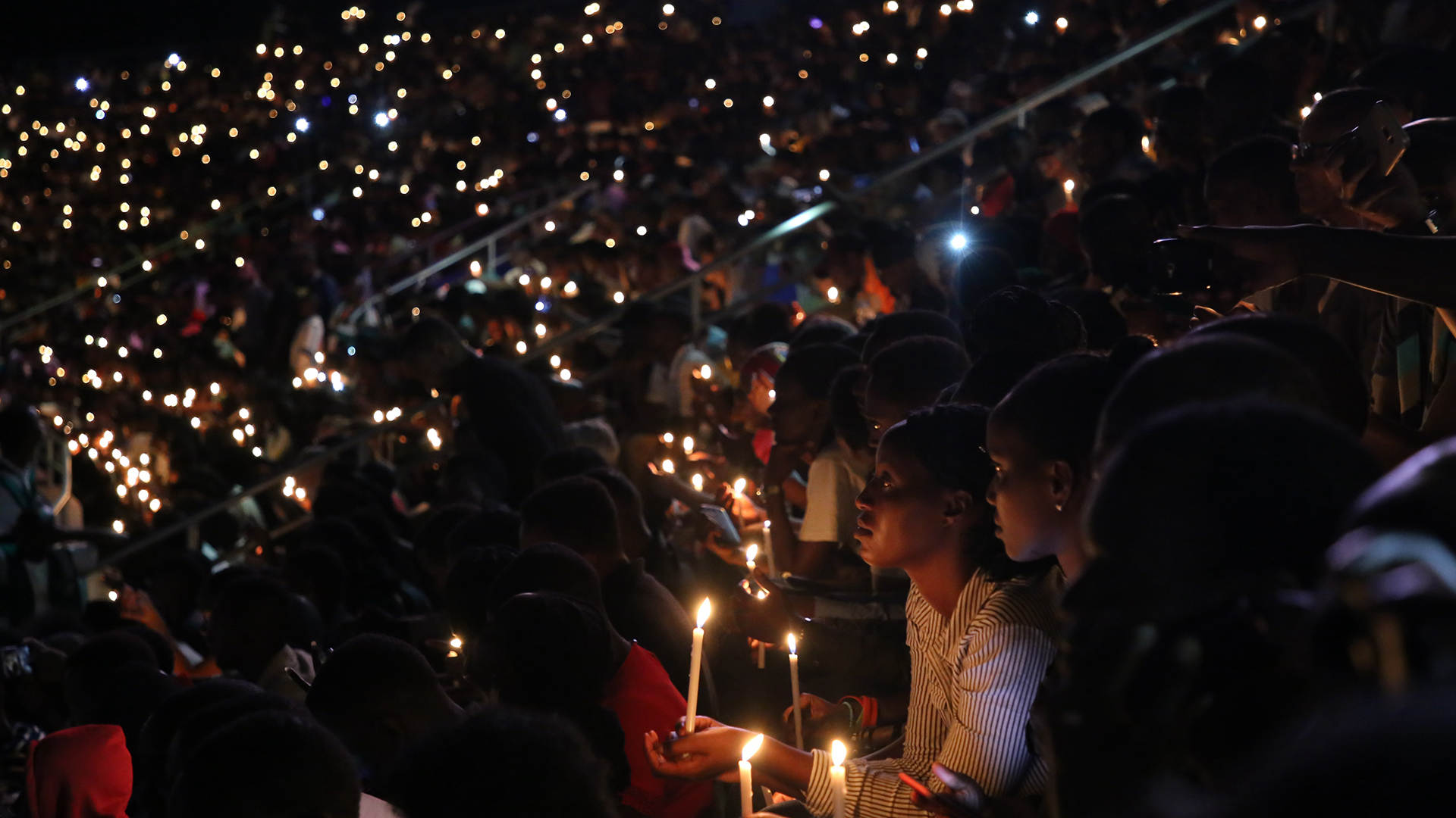 Menschen halten Kerzen während einer Gedenkfeier zum Jahrestag des Völkermords in Ruanda im Amahoro Stadion. (Archivbild: 07.04.2019) | picture alliance/dpa/XinHua