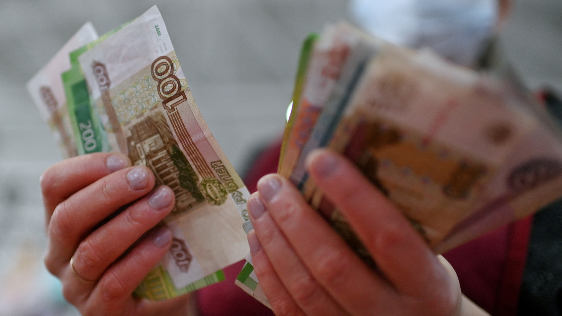Russische Rubel in den Händen eines Marktverkäufers in Omsk | REUTERS