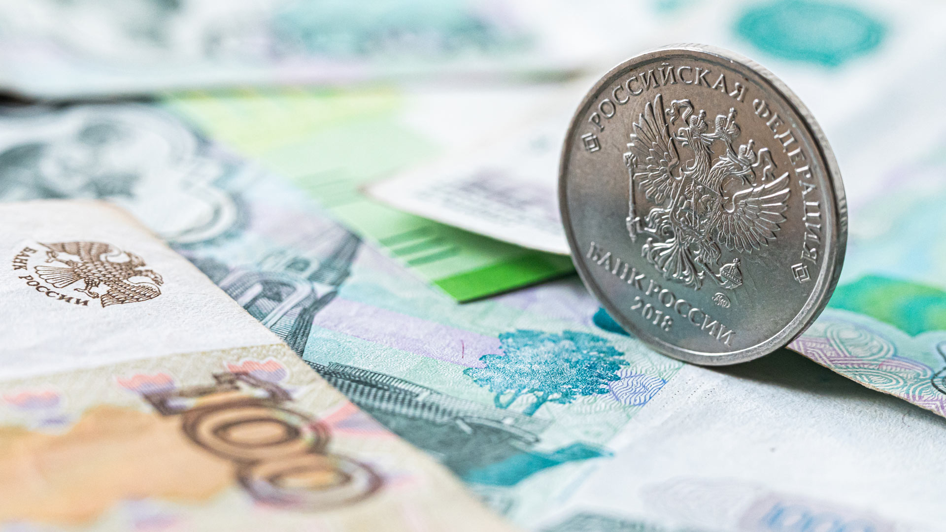 Rubelscheine und eine Münzen liegen auf einem Tisch. | picture alliance/dpa