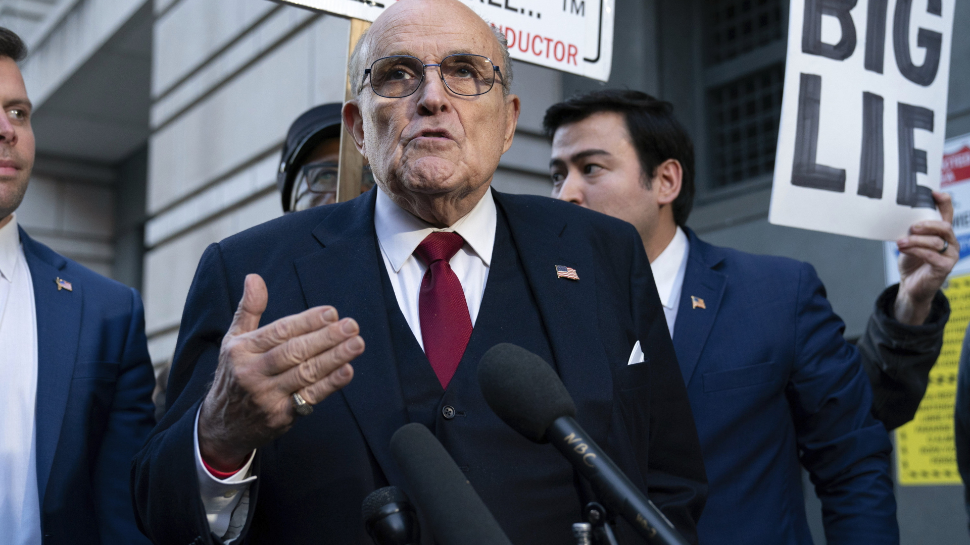 Rudy Giuliani spricht vor dem Gerichtsgebäude mit Journalisten.