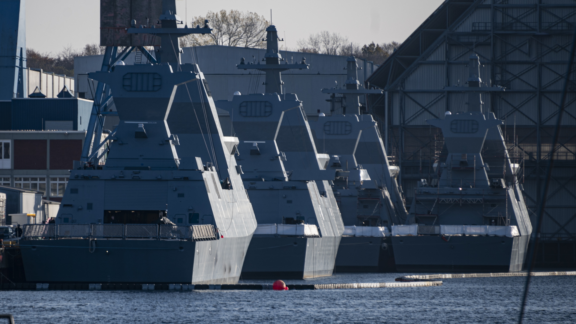 Vier Korvetten der Sa'ar-6-Klasse liegen in der Werft German Naval Yards.   | dpa
