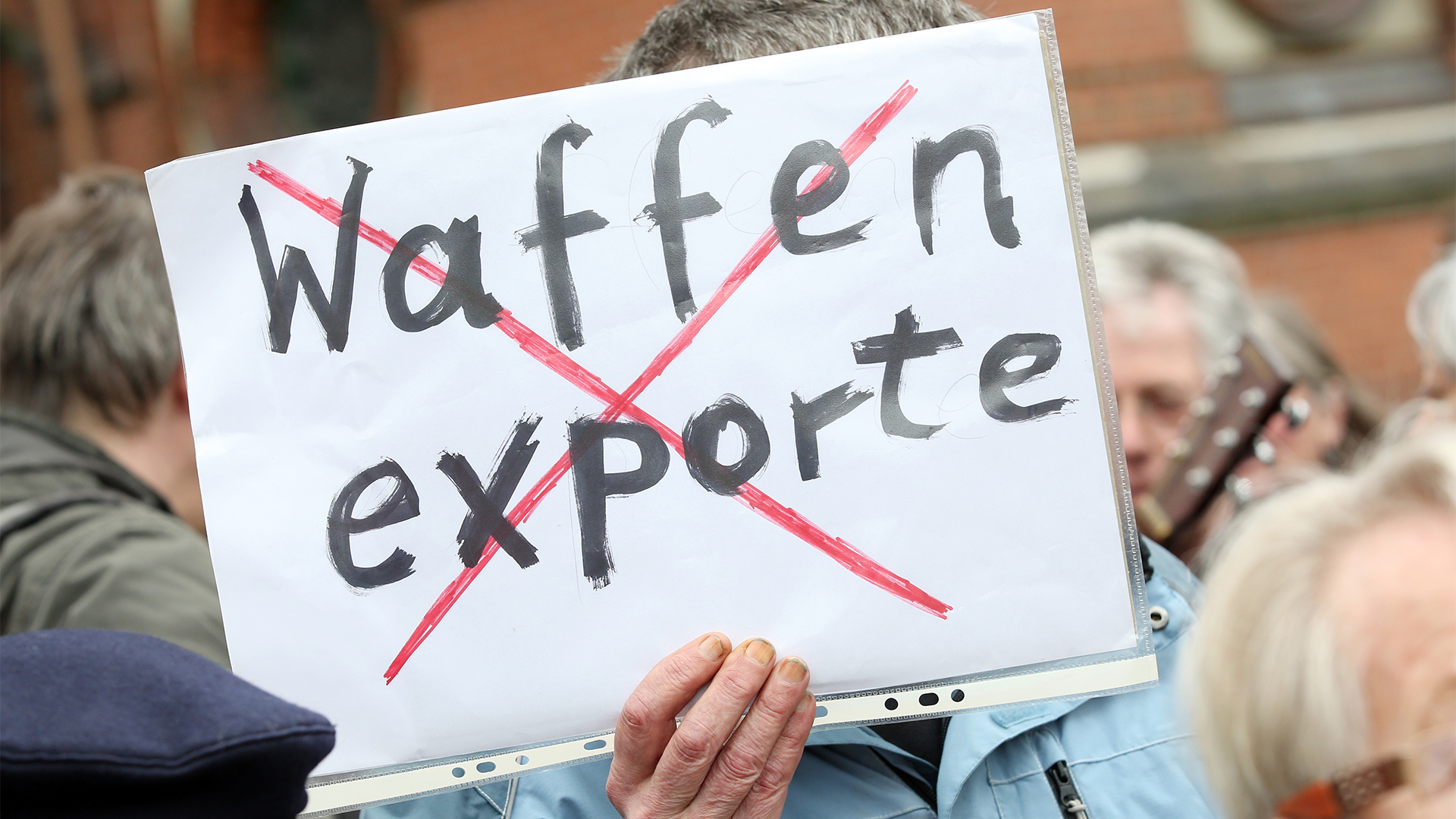 Ein Schild auf dem das Wort ''Waffenexport'' durchgestrichen steht | Bildquelle: picture alliance / dpa