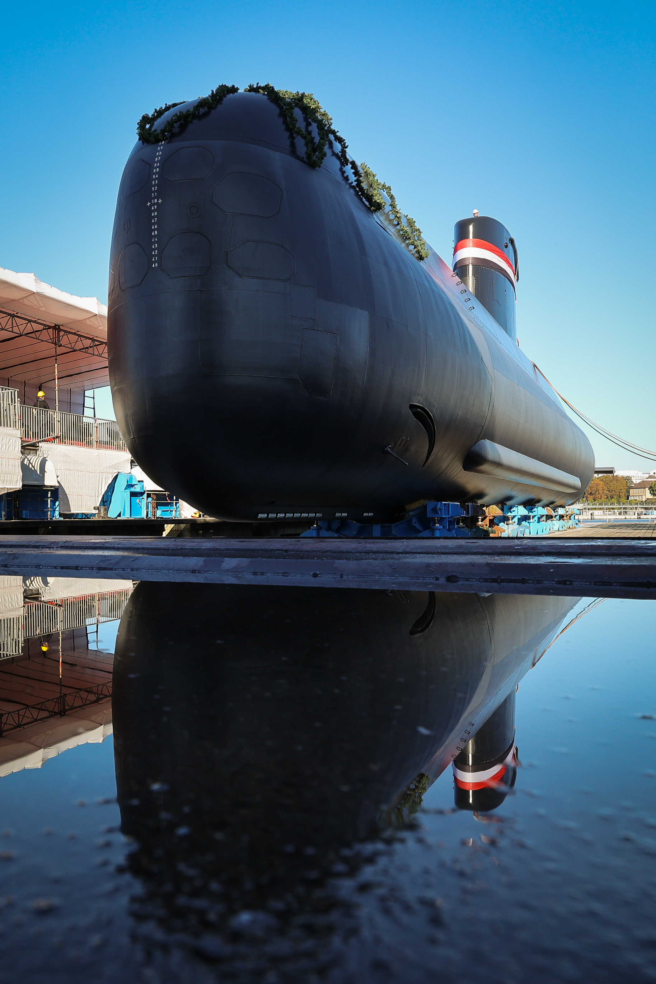 Ein U-Boot von Thyssen Krupp liegt in der Werft von Thyssen Krupp in Kiel. | dpa