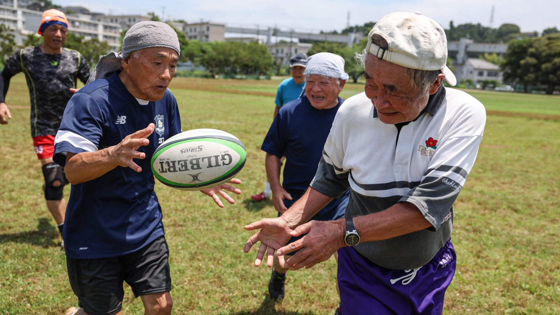 Eine Gruppe alter Japaner spielt Rugby