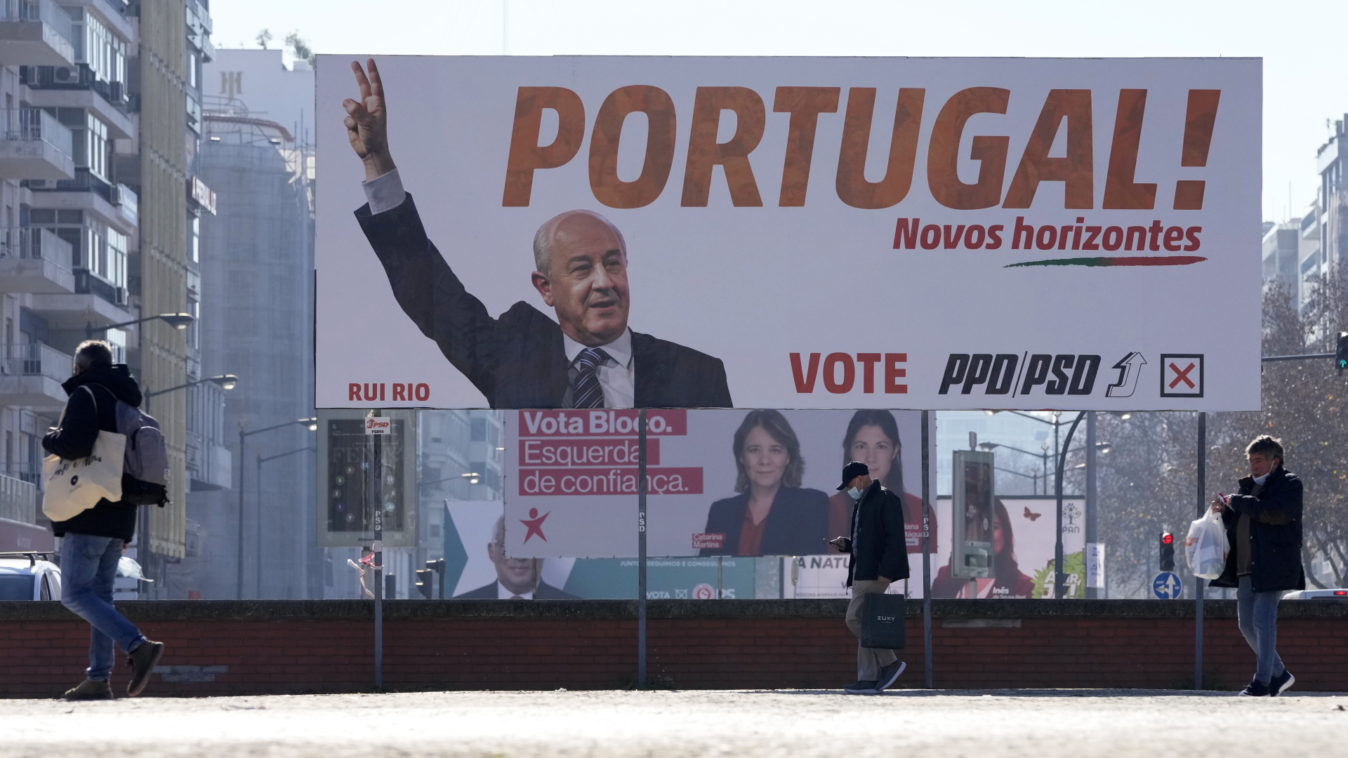 Ein Wahlplakat für den Konservativen Rui Rio hängt in Lissabon.