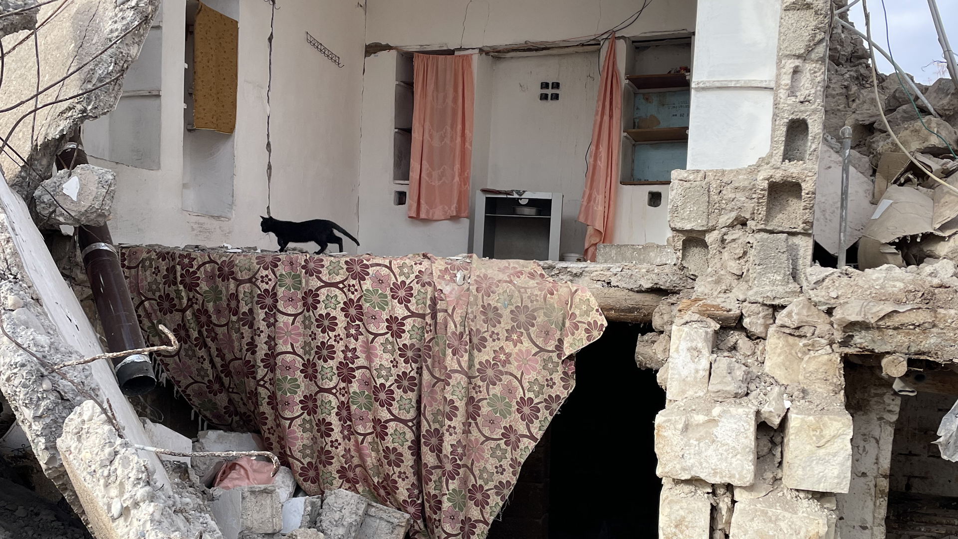 Ein zerstörtes Haus, von dem die Fassade weggebrochen ist.  | ARD/Karin Senz