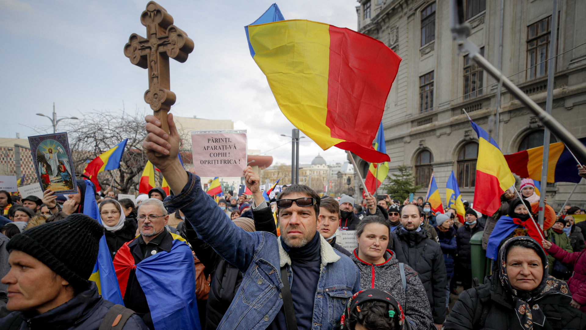 Impf- und Corona-Maßnahmengegner demonstrieren in der rumänischen Hauptstadt Bukarest | AP