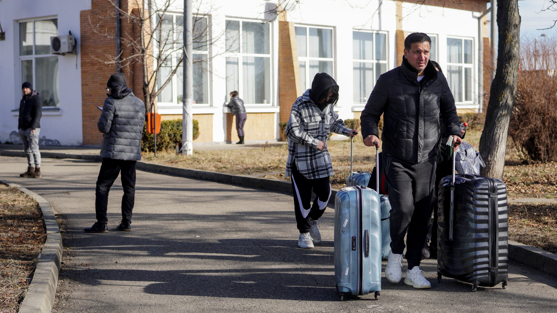 Ukrainische Flüchtlinge überqueren die Grenze nach Rumänien | via REUTERS