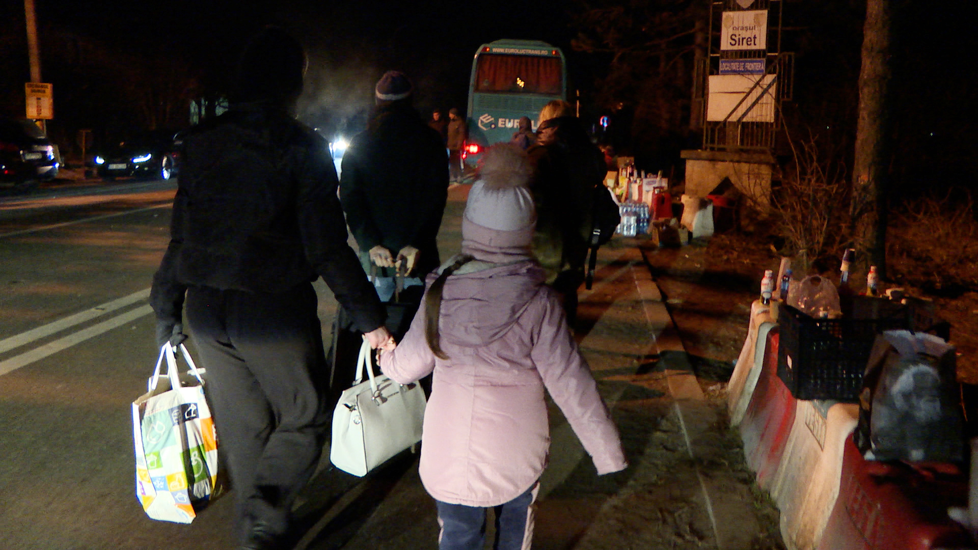 Menschen kommen nachts am Grenzübergang Siret an. | BR/Video Standbild