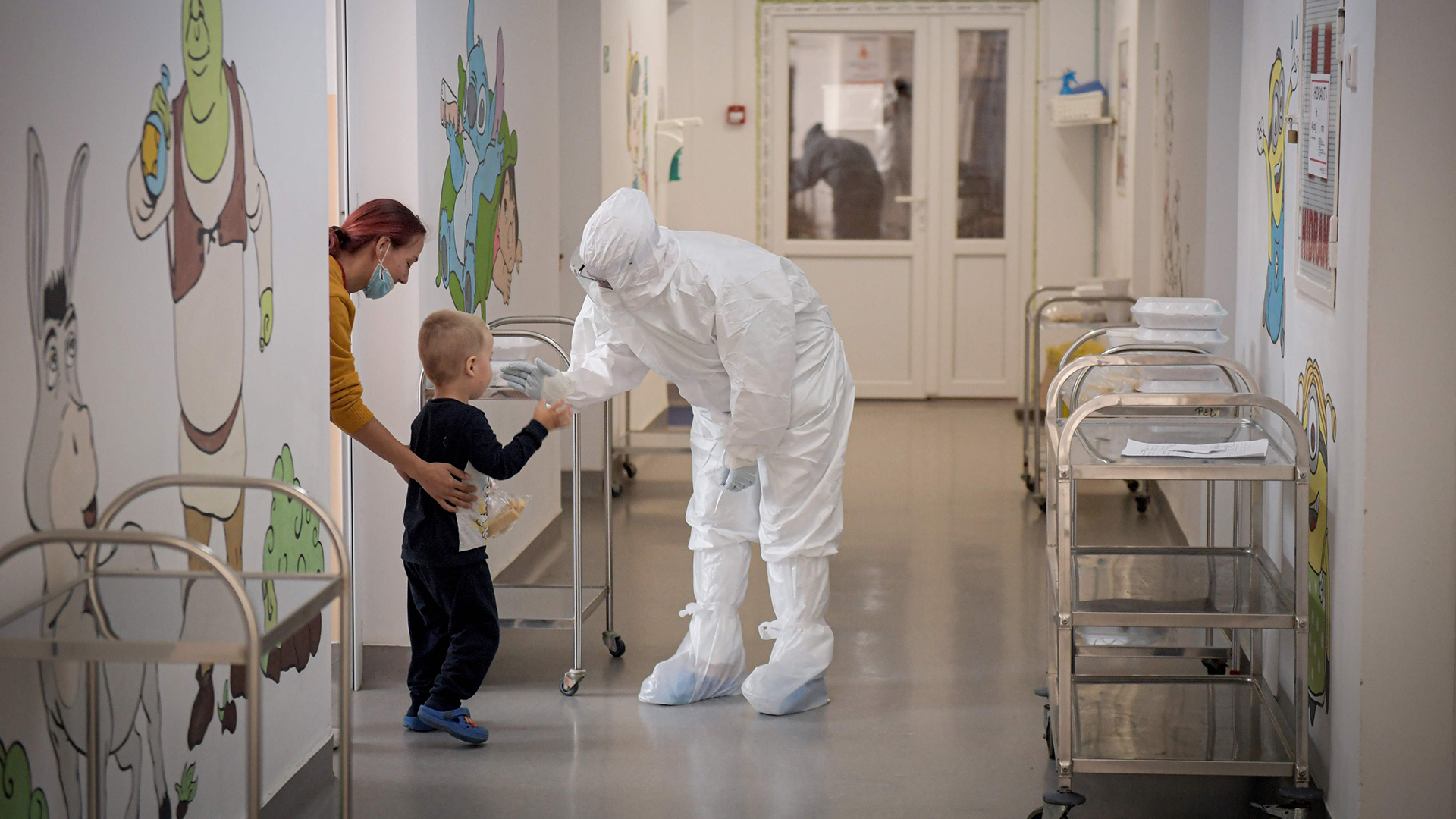 Ein Kind wird von Pflegepersonal im rumänischen Timisoara versorgt | AFP