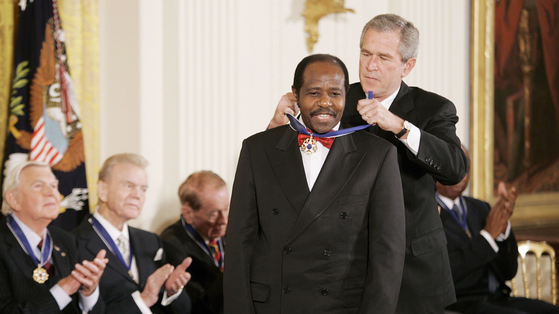 Paul Rusesabagina wird vom damaligen US-Präsidenten George W. Bush mit der Freiheitsmedaille ausgezeichnet. | SHAWN THEW/EPA-EFE/Shutterstock