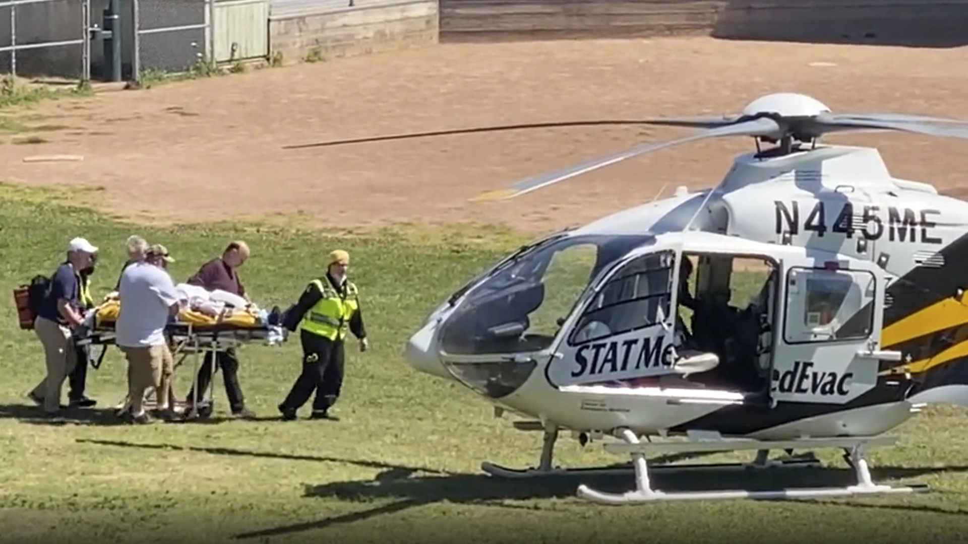 Der Autor Salman Rushdie wird auf einer Trage zu einem Hubschrauber gebracht, der ihn in ein Krankenhaus transportiert, nachdem er während eines Vortrags in der Chautauqua Institution angegriffen wurde. | dpa
