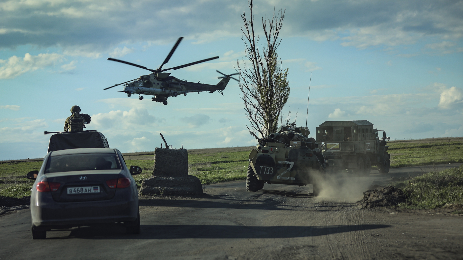 Russische Panzer und Fahrzeuge bei der Evakuierung in Mariupol