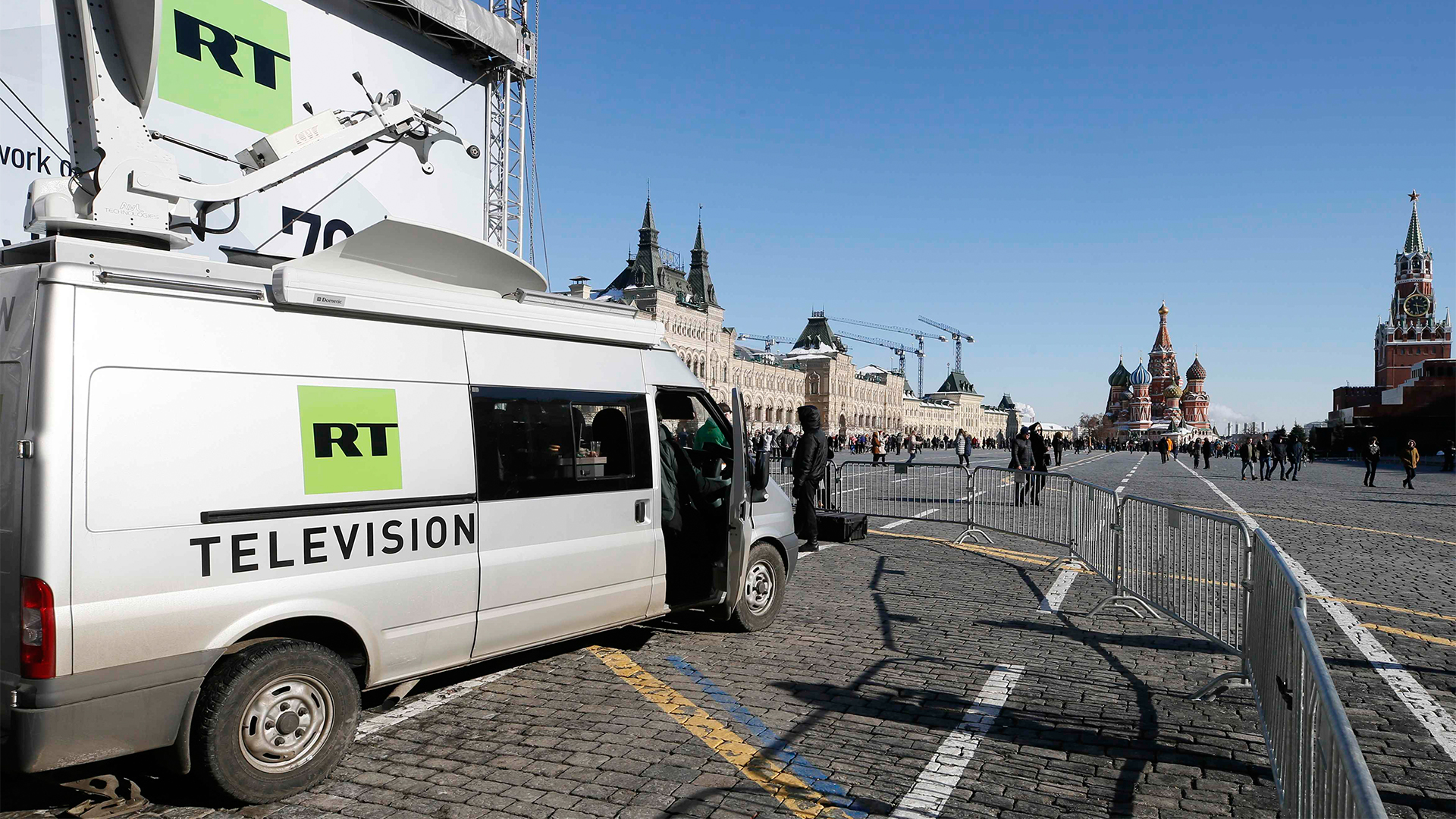 Ein Übertragungswagen von Russia Today steht auf dem Roten Platz in Moskau | REUTERS
