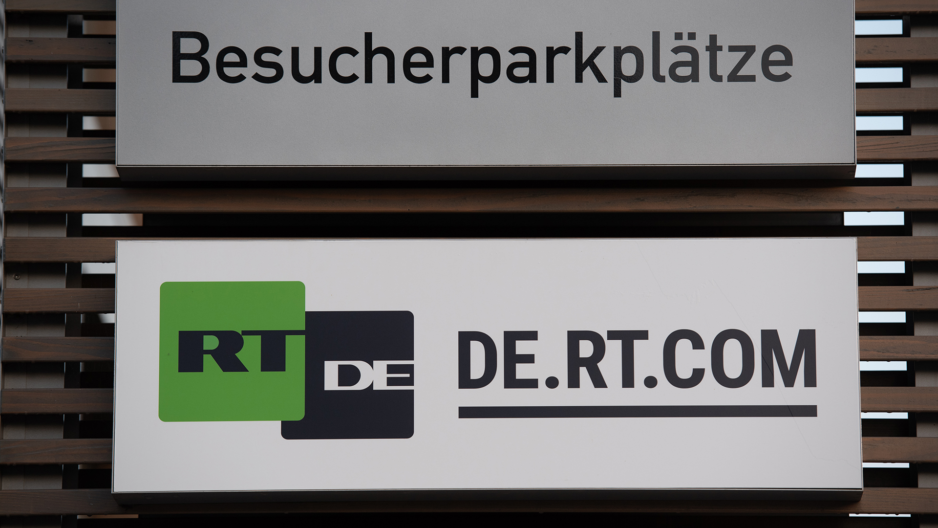 Das Schild des russischen Auslandssenders RT hängt vor einem Bürogebäude in Adlershof.  | dpa