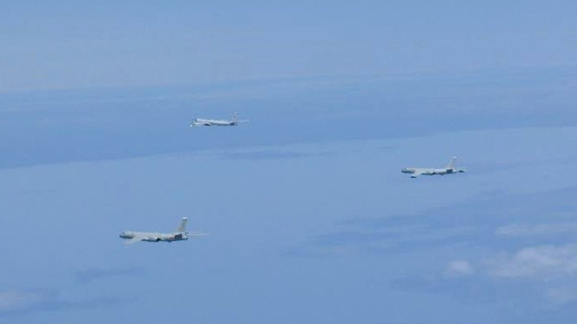 Tu-95 Bomber und H-6-Bomber fliegen über dem Ostchinesischen Meer ein Manöver. | via REUTERS