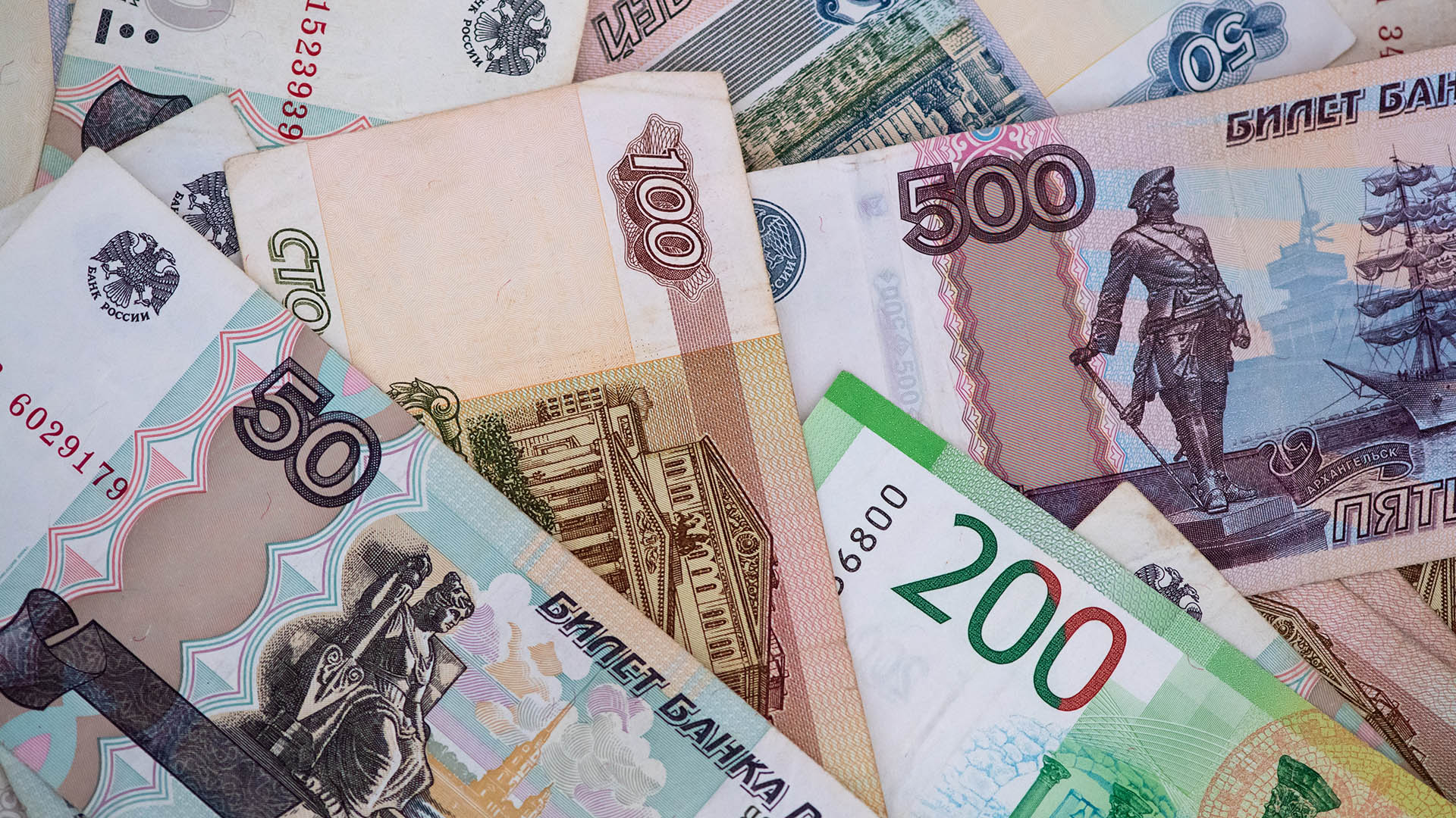 Russische Rubel-Banknoten liegen auf einem Tisch. | dpa