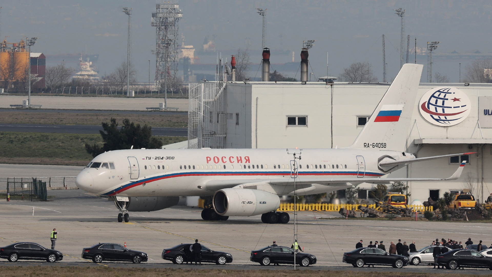 Das Flugzeug der russischen Verhandlungsdelegation nach der Landung am Flughafen in Istanbul