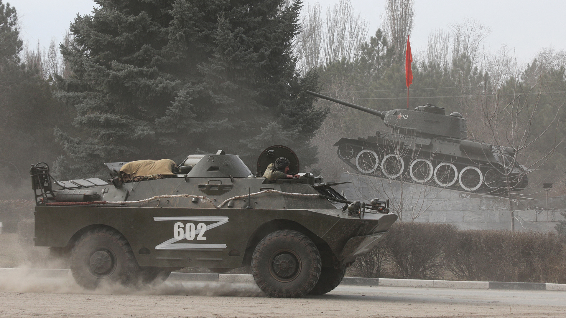 EIn russischer Panzer fährt an einem Militärdenkmal in Armjansk vorbei. | REUTERS