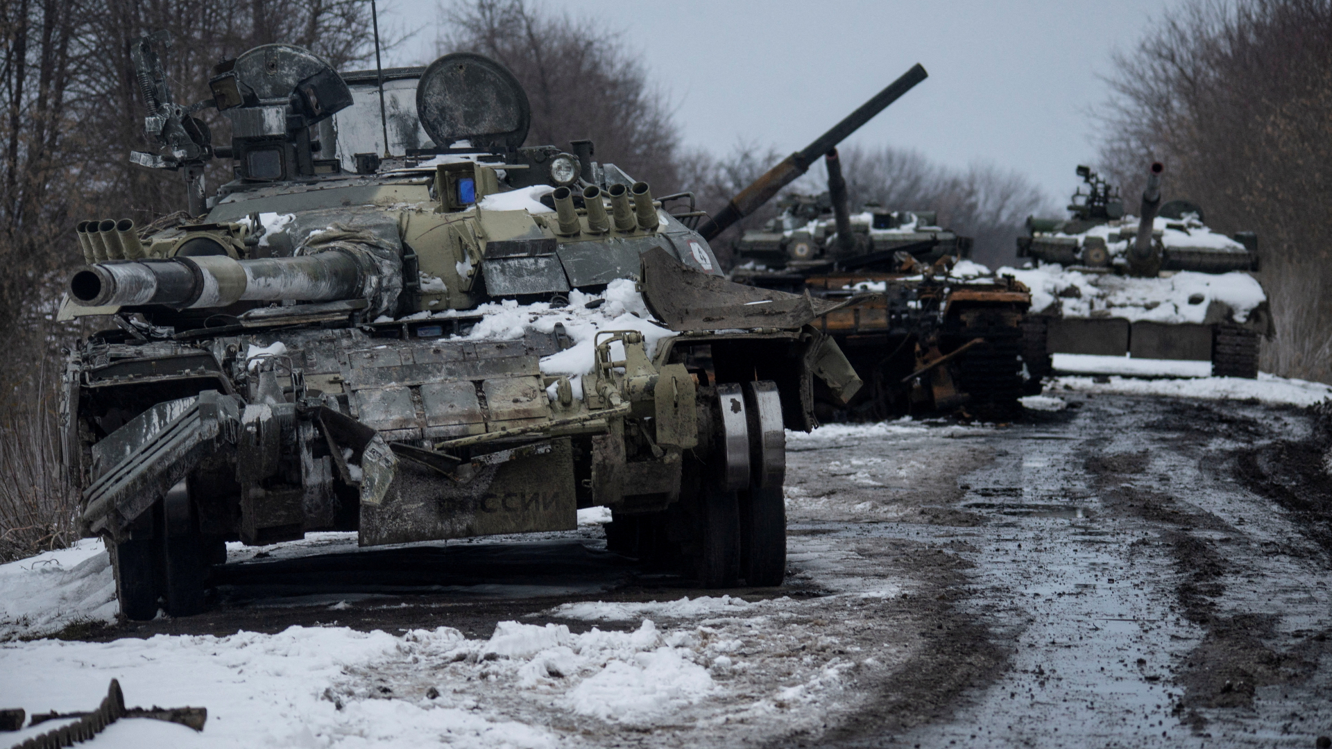 Ein Bild von der Pressestelle der ukrainischen Bodentruppen, das zerstörte russische Panzer bei Sumy zeigen soll. | via REUTERS