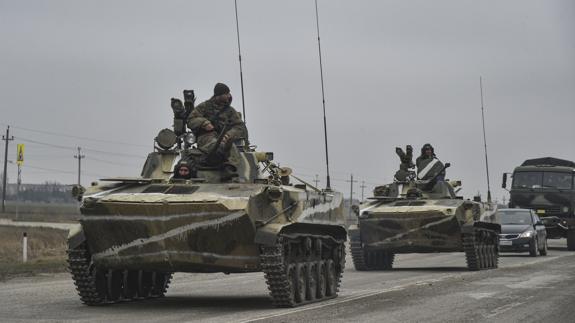 Russische Soldaten sitzen auf einem Panzer. | EPA