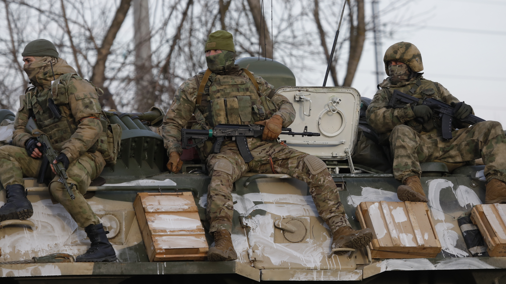 Russische Soldaten auf einem gepanzerten Fahrzeug nahe der russisch-ukrainischen Grenze | dpa