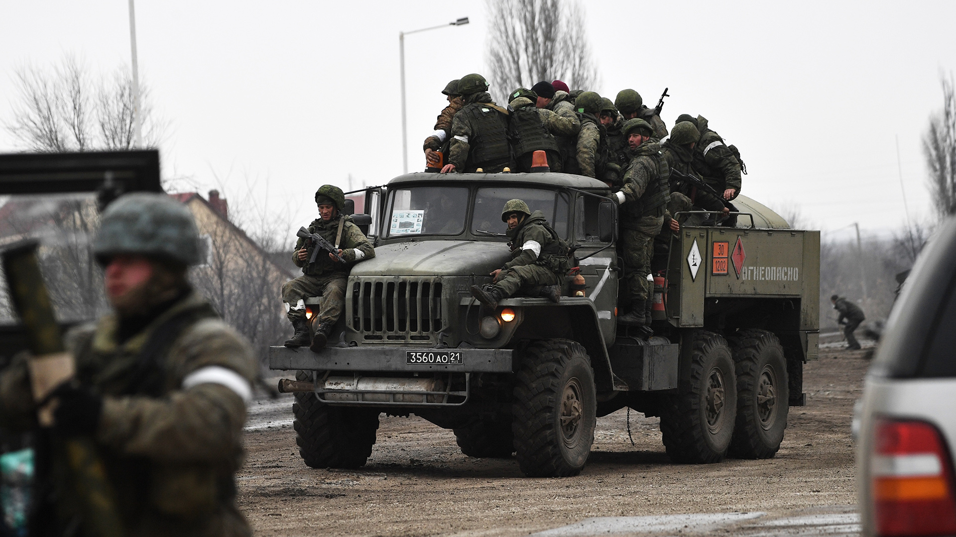 Russische Soldaten sitzen auf einem Militärlastwagen (Archivbild: Februar 2022) | picture alliance/dpa/Sputnik