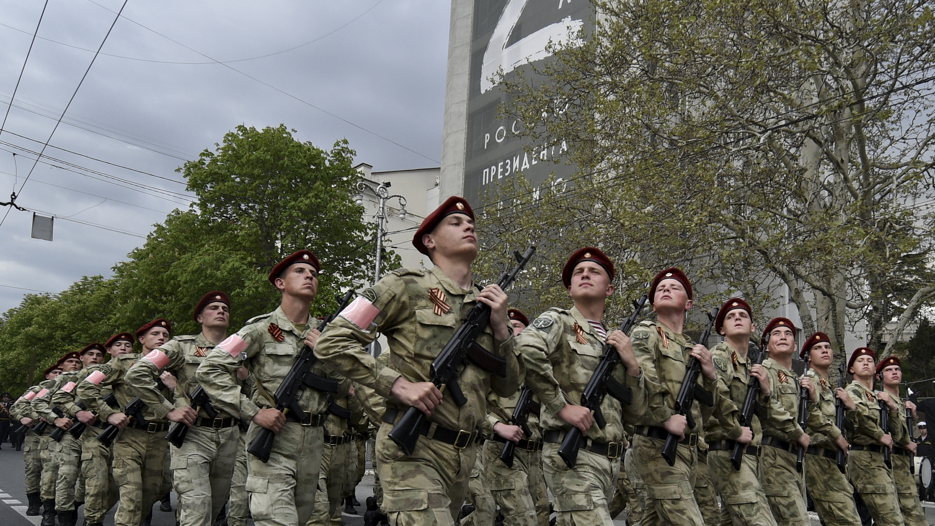 Soldaten der russischen Nationalgarde marschieren in der von Russland 2014 annektierten Stadt Sewastopol auf der Krim. (Archivbild, Mai 2022)